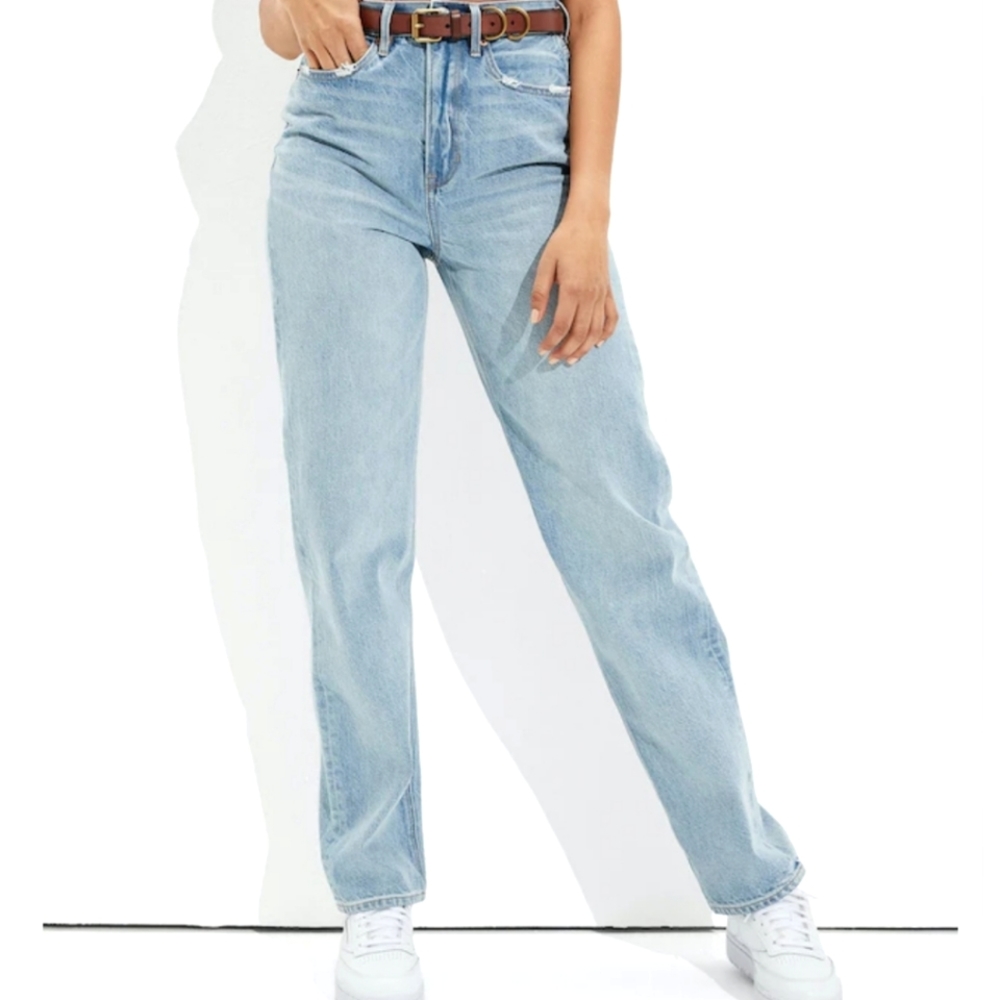 America Eagle 90's straight light wash color Jeans. Size 2 # 188-5